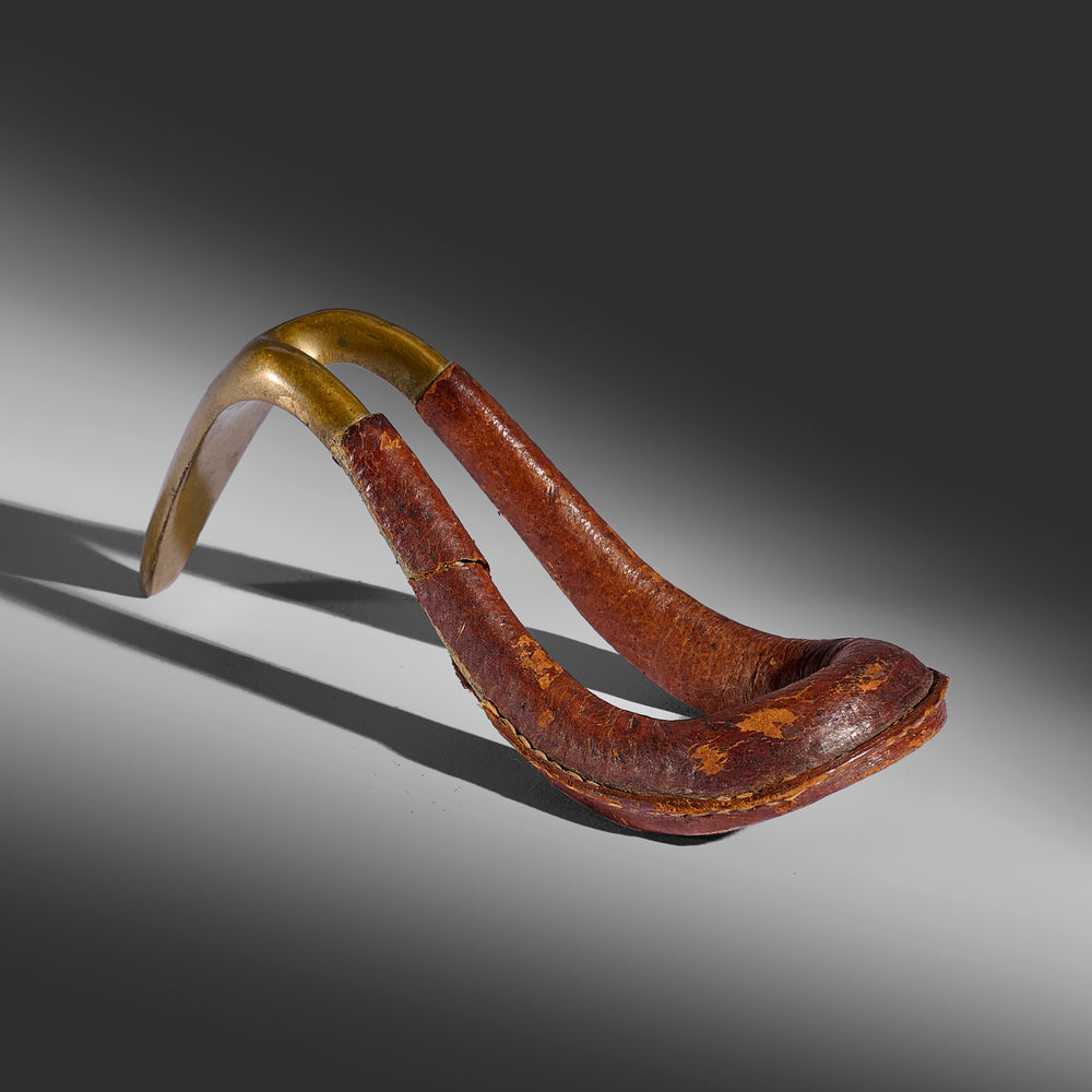 Attributed to Carl Auböck II for Werkstätte Carl Auböck leather wrapped bronze pipe rest holder, Austria, 1950s