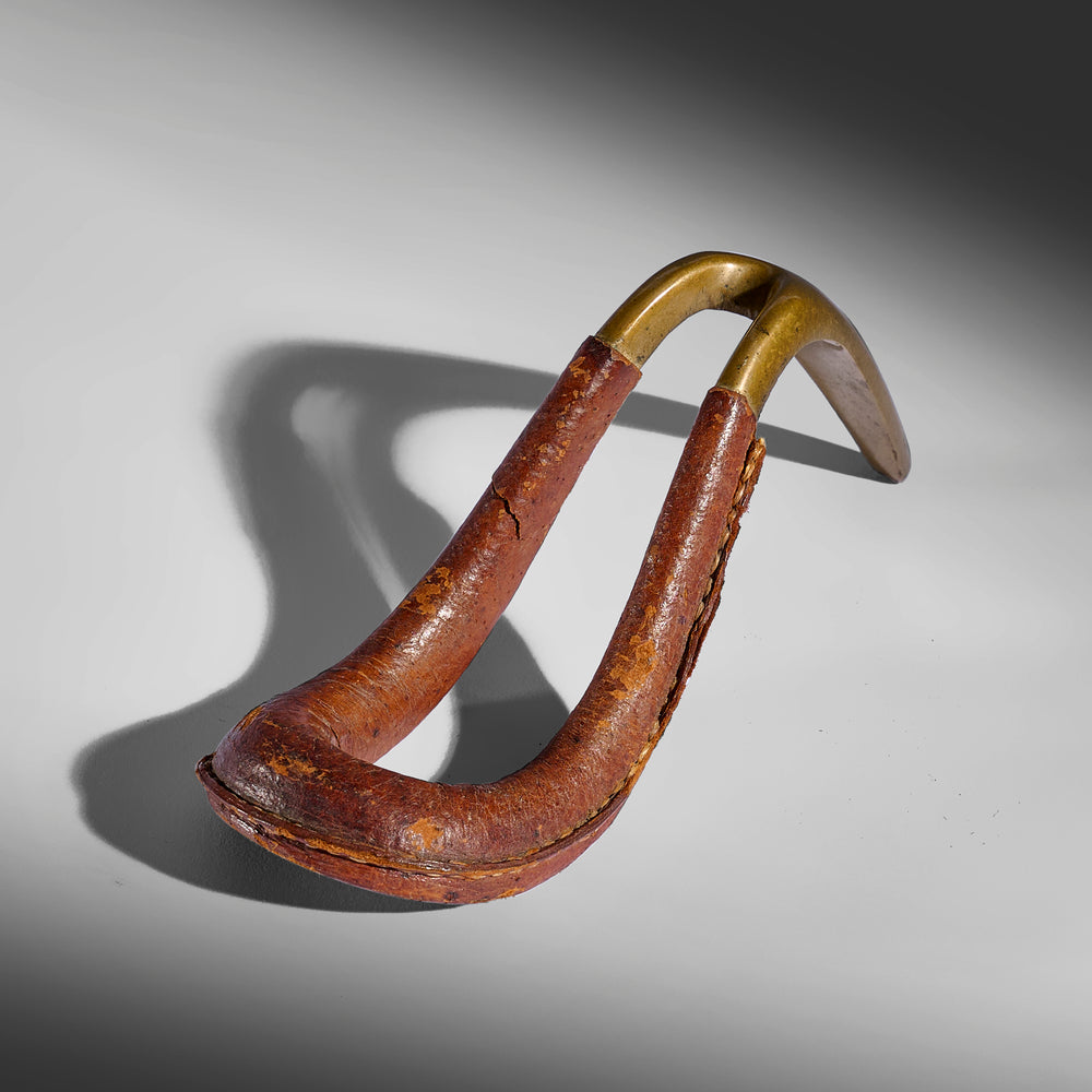 Attributed to Carl Auböck II for Werkstätte Carl Auböck leather wrapped bronze pipe rest holder, Austria, 1950s