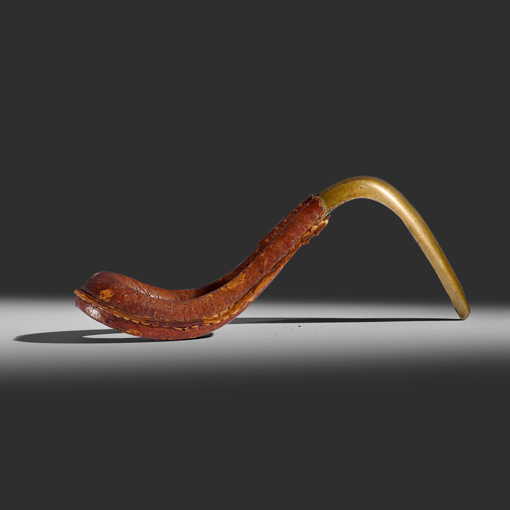 Attributed to Carl Auböck II for Werkstätte Carl Auböck leather wrapped bronze pipe rest holder, Austria, 1950s