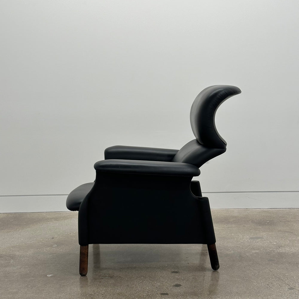 Achille Castiglioni black leather "San Luca" lounge chair with walnut base for Bernini, Italy
