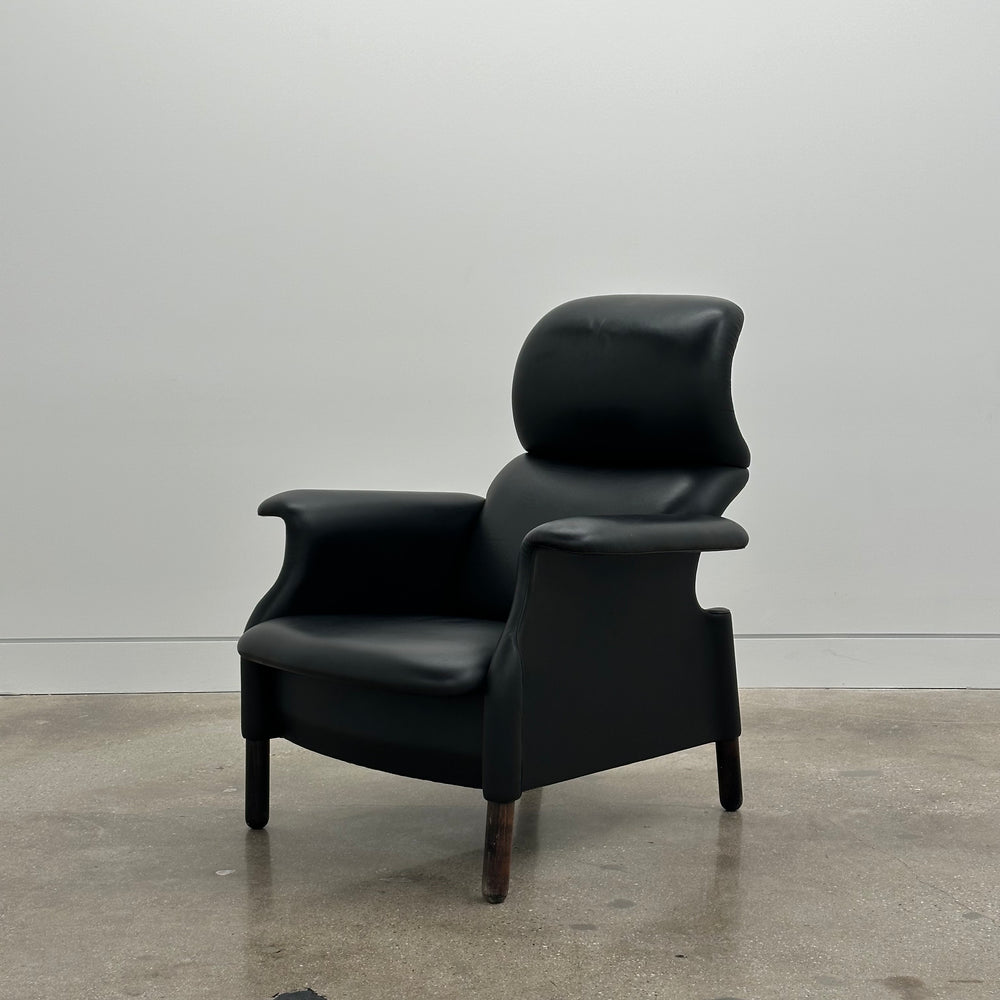 Achille Castiglioni black leather "San Luca" lounge chair with walnut base for Bernini, Italy