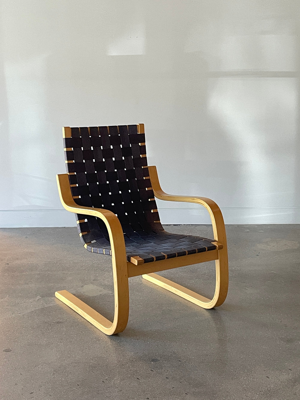 Alvar Aalto cantilevered chair, model 406 for Arkek, Finland, circa 1980s