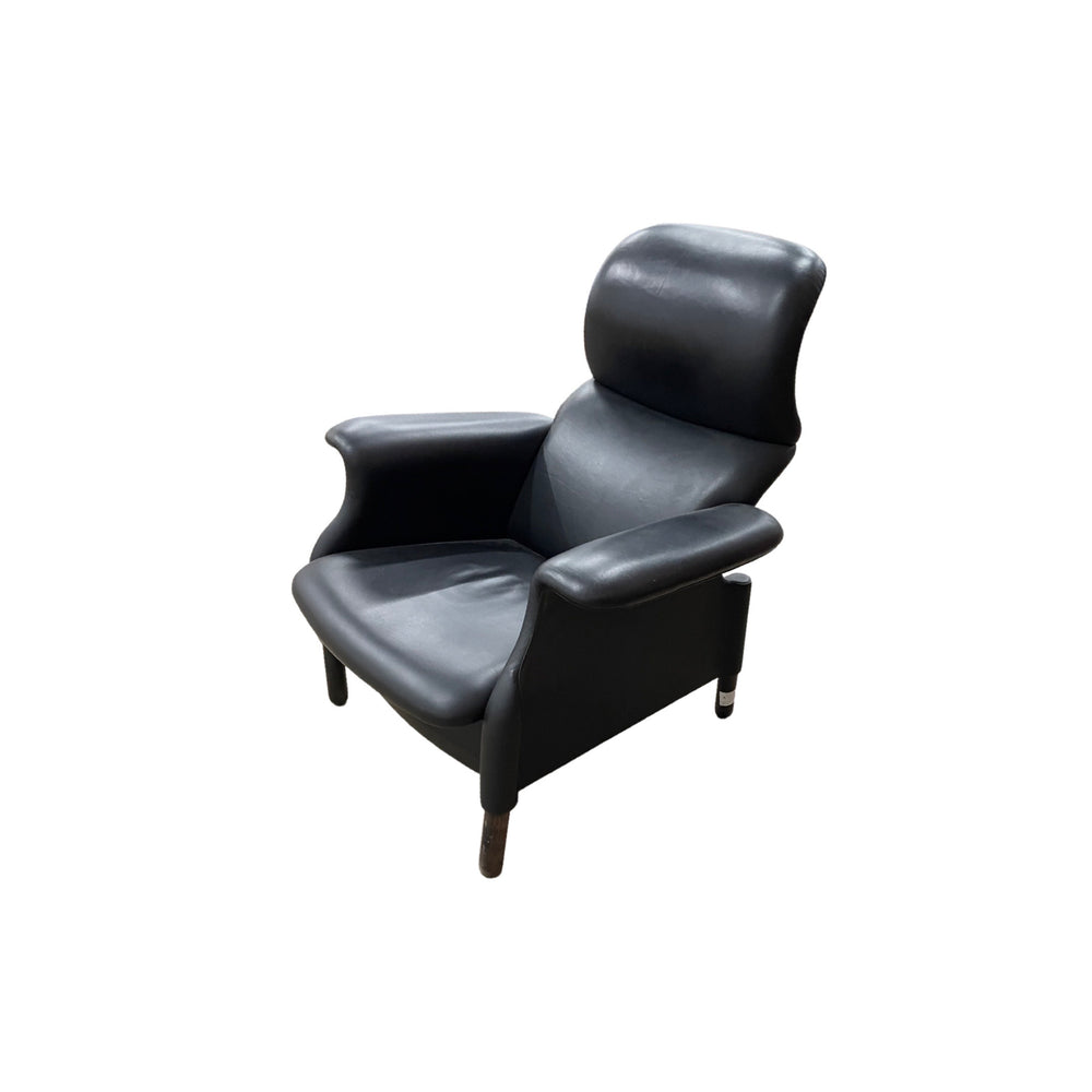 Achille Castiglioni black leather "San Luca" lounge chair with walnut base for Bernini, Italy circa 1960s